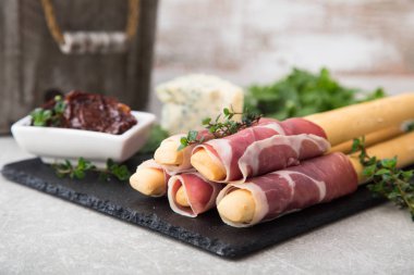 Salam, jambon, mavi peynir ve güneş ile meze tomat kurutulmuş