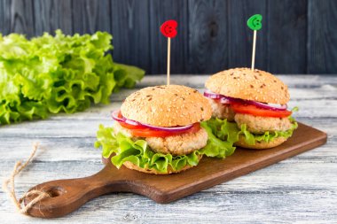 Ev yapımı sağlıklı hindi Burger marul ve domates ile. 