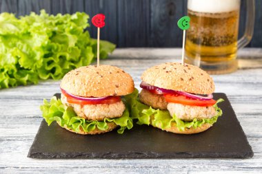 Ev yapımı sağlıklı hindi Burger marul ve domates ile. 