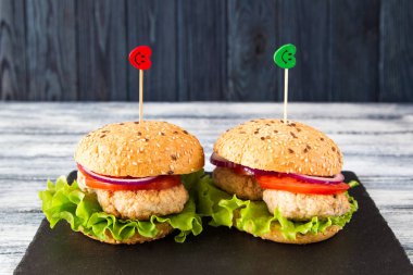 Ev yapımı sağlıklı hindi Burger marul ve domates ile. 