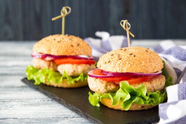 Ev yapımı sağlıklı hindi Burger marul ve domates ile. 
