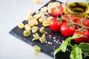 Makarna malzemeler. Kiraz domates, makarna, taze fesleğen