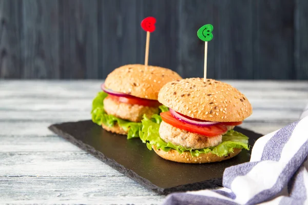 Ev yapımı sağlıklı hindi Burger marul ve domates ile. 