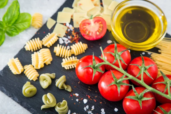 Makarna malzemeler. Kiraz domates, makarna, taze fesleğen