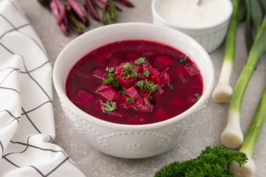 Borsch - pancar çorbası. Ukraynalı geleneksel kırmızı çorbası