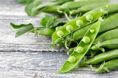 Ahşap zemin üzerine yeşil bezelye. hearthy taze ev yapımı bezelye.