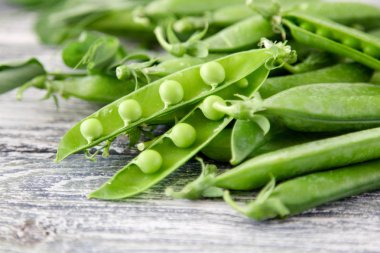 Ahşap zemin üzerine yeşil bezelye. hearthy taze ev yapımı bezelye.