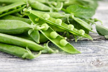 Ahşap zemin üzerine yeşil bezelye. hearthy taze ev yapımı bezelye.