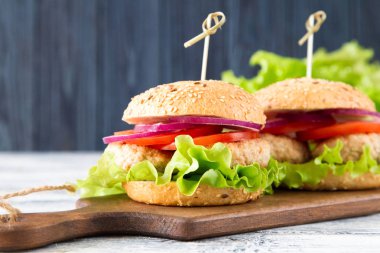 Marul ve domates ile sağlıklı ev yapımı hindi Burger. selectiv