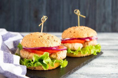 Marul ve domates ile sağlıklı ev yapımı hindi Burger. selectiv