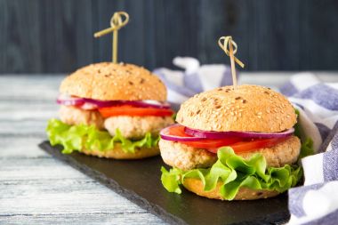 Marul ve domates ile sağlıklı ev yapımı hindi Burger. selectiv
