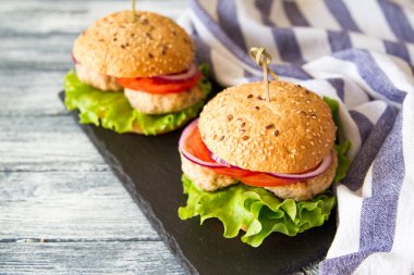 Marul ve domates ile sağlıklı ev yapımı hindi Burger. selectiv