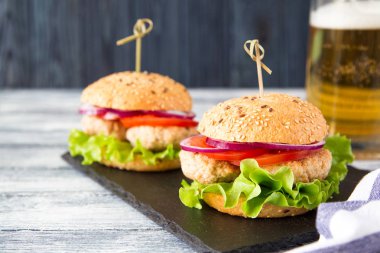 Marul ve domates ile sağlıklı ev yapımı hindi Burger. selectiv