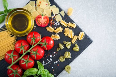 Makarna malzemeler. Kiraz domates, makarna, taze fesleğen