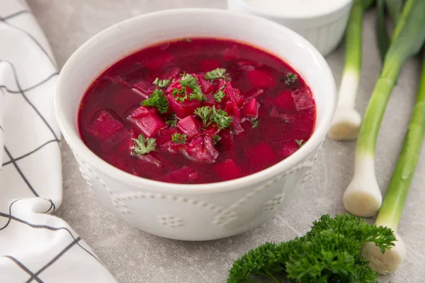 Borsch - pancar çorbası. Ukraynalı geleneksel kırmızı çorbası