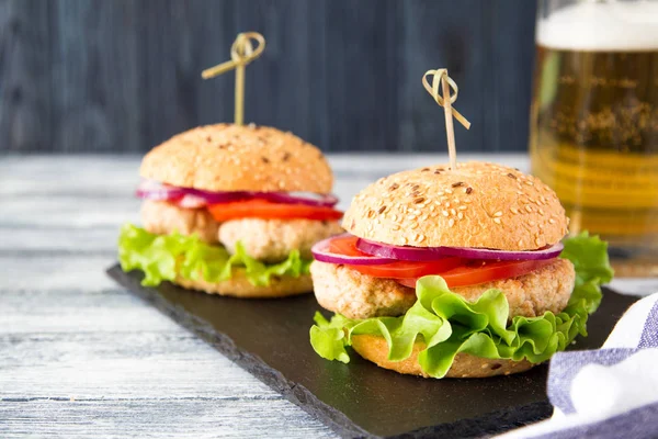 Marul ve domates ile sağlıklı ev yapımı hindi Burger. selectiv