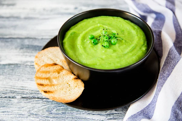 Homemade puree soup with green peas and micro greens. — Stock Photo, Image