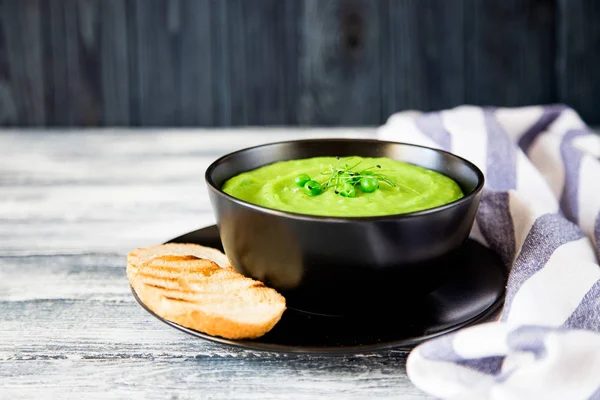 Homemade puree soup with green peas and micro greens. — Stock Photo, Image