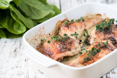 Fried altın tavuk uyluk baharat ve otlar ile. Fırında tavuk