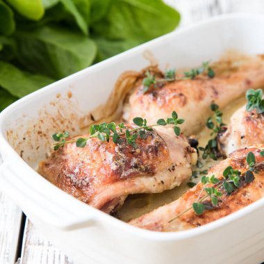 Fried altın tavuk uyluk baharat ve otlar ile. Fırında tavuk