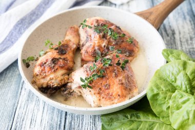 baharatlar ve otlar ile altın tavuk uyluk. 