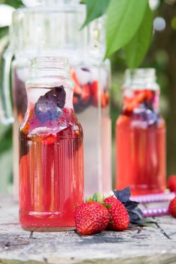 Limonata Detoks çilek fesleğen. serinletici içecek 