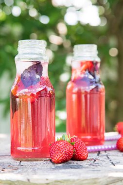 Limonata Detoks çilek fesleğen. serinletici içecek 