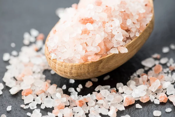 Himalayan pink crystal salt. spoon of pink himalayan salt on sla — Stock Photo, Image
