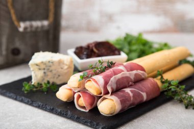 Meze salam, jambon, mavi peynir ve güneş ile kurutulmuş domates