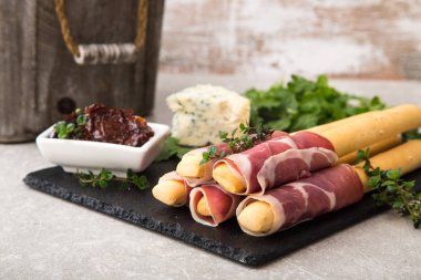 Meze salam, jambon, mavi peynir ve güneş ile kurutulmuş domates