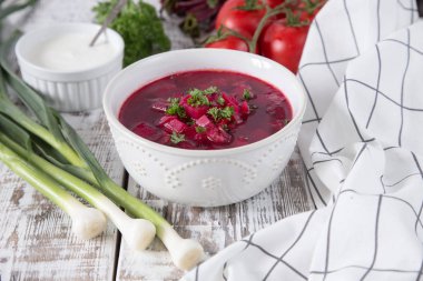 Borsch - pancar çorbası. Ukrayna ve Rus geleneksel sebze vejetaryen kırmızı çorbası