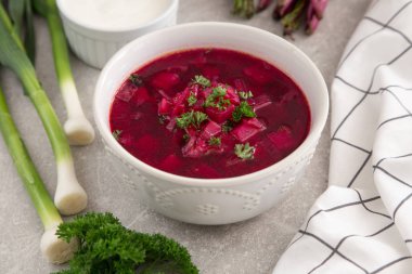 Borsch - pancar çorbası. Ukrayna ve Rus geleneksel sebze vejetaryen kırmızı çorbası