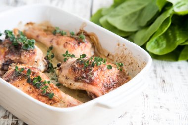 Fried altın tavuk uyluk baharat ve otlar ile. Fırında tavuk