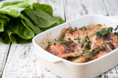 Fried altın tavuk uyluk baharat ve otlar ile. Fırında tavuk