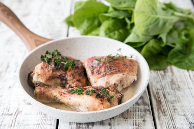 Fried altın tavuk uyluk baharat ve otlar ile. Fırında tavuk