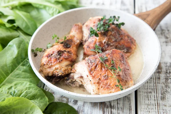 Cosce di pollo dorate fritte con spezie ed erbe. Pollo al forno — Foto Stock