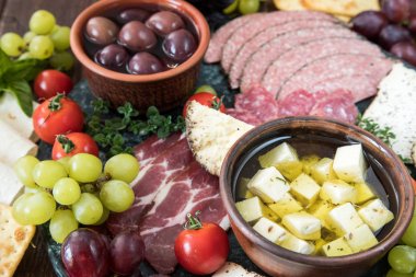 Peynir ve et iştah açıcı seçimi. Peynir çeşitli