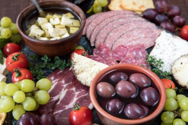 Peynir ve et iştah açıcı seçimi. Peynir çeşitli