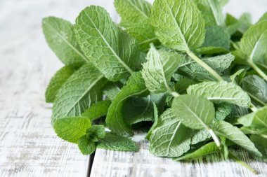 Nane. Ahşap masa clo taze yeşil organik nane yaprağı demet