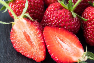 Çilek. Kırmızı strewberry. farklı pozisyonlarda çilek.