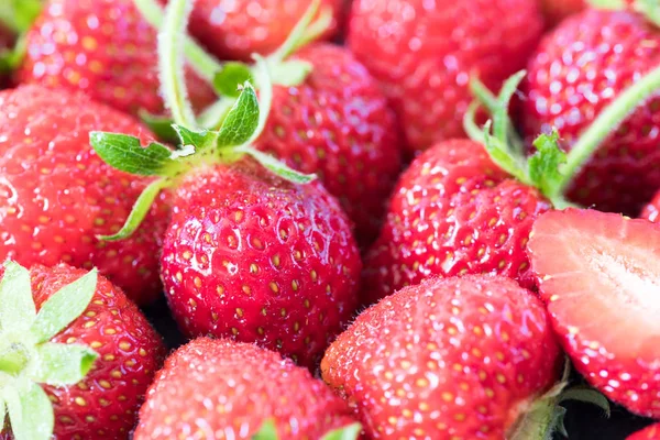 Jordbær. Rød strewberry. jordbær i forskellige positioner . - Stock-foto