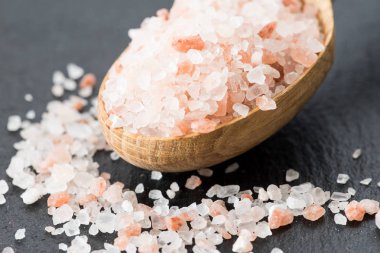 Pembe Himalaya kristal tuz. kaşık pembe Himalaya tuz sla üzerinde