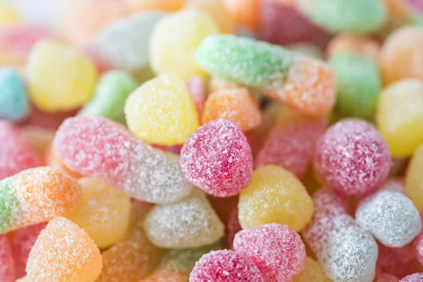 Nahaufnahme von bunten Bonbons. Komposition mit leckeren Gelee Bonbons — Stockfoto