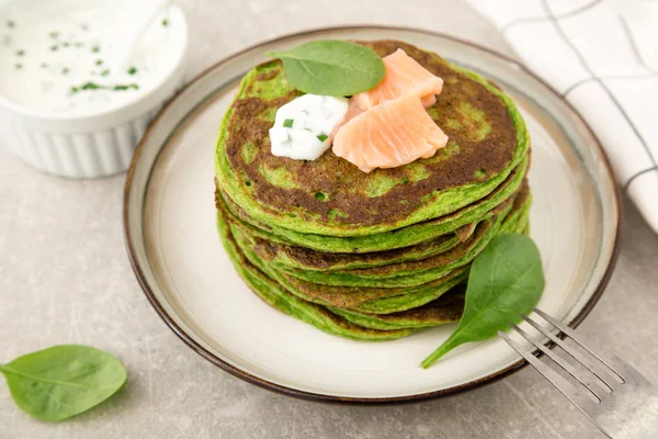 Spenat ricotta pannkakor med Gravlax — Stockfoto