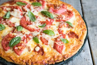 Sıcak ev yapımı Pepperoni Pizza bir rustik ahşap tablo. 