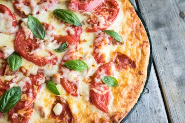 Sıcak ev yapımı Pepperoni Pizza bir rustik ahşap tablo. 