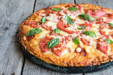 Sıcak ev yapımı Pepperoni Pizza bir rustik ahşap tablo. 