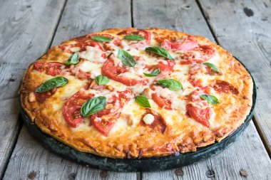 Sıcak ev yapımı Pepperoni Pizza bir rustik ahşap tablo. 