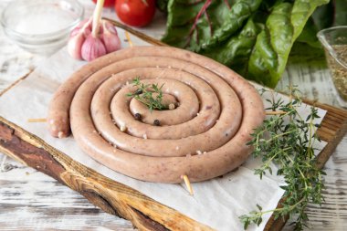 çiğ sosis ızgara ile kekik ve domates kızartma için