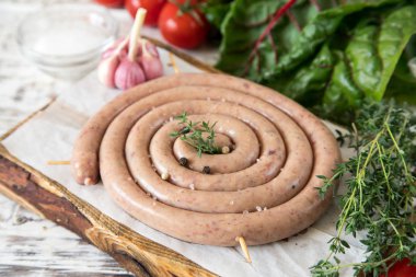 çiğ sosis ızgara ile kekik ve domates kızartma için